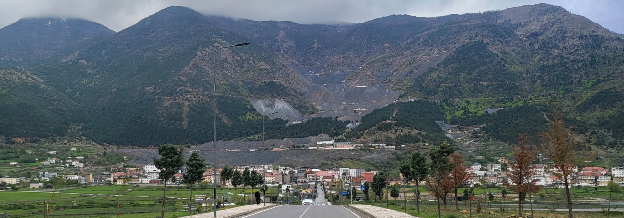 Vue de la mine de chrome de Bulqizë en Albanie (Crédit : B. Muceku) PUBLICATION dans SCIENCE - Découverte Majeure : Un Réservoir d'Hydrogène Quasi Pur Découvert en Albanie - Vue de la mine de chrome de Bulqizë en Albanie (Crédit : B. Muceku)