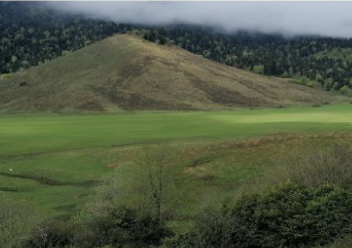 Plateau du Bénou dans les Chainons Béarnais, Vallée d’Ossau. La pyramide au centre de l’image est constituée de roches du manteau (des lherzolites), où des émanations d’hydrogène natif ont été détectées (crédit photo : Charles Aubourg)