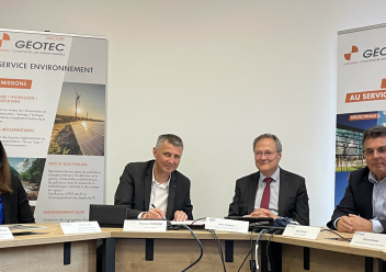 Lundi 19 mai 2025, l’ENSEGID-Bordeaux INP et le Groupe GEOTEC ont officialisé la signature d’un partenariat stratégique. Cet accord marque une volonté commune de renforcer la formation, la professionnalisation et l’innovation dans les domaines de la géotechnique et de l’environnement.  La cérémonie s’est tenue en présence de nombreuses personnalités des deux entités, dont Marc Phalippou, Directeur Général de Bordeaux INP, Adrian Cerepi, Directeur de l’ENSEGID, et plusieurs représentants du Groupe GEOTEC : T